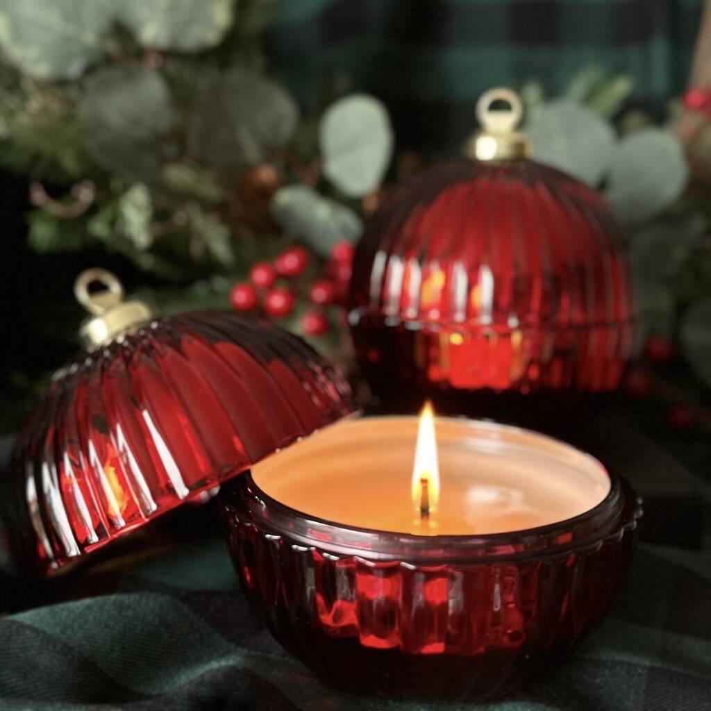 Weihnachtskugel Duftkerze – Winterduft Rise in Warmth - Farbe Granatapfel